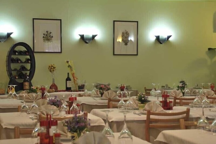 Dining 32 of 34