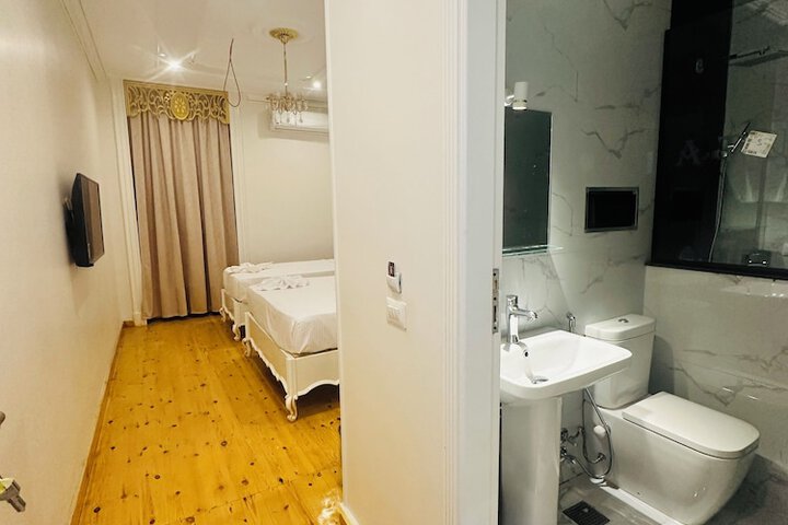 Room 10 of 82