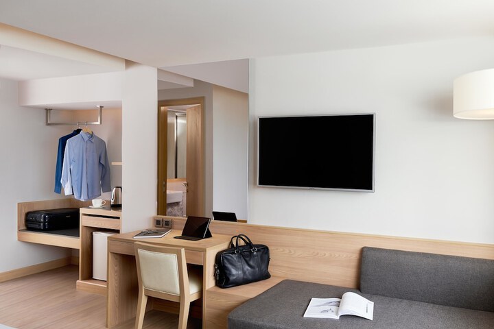 Room 9 of 34