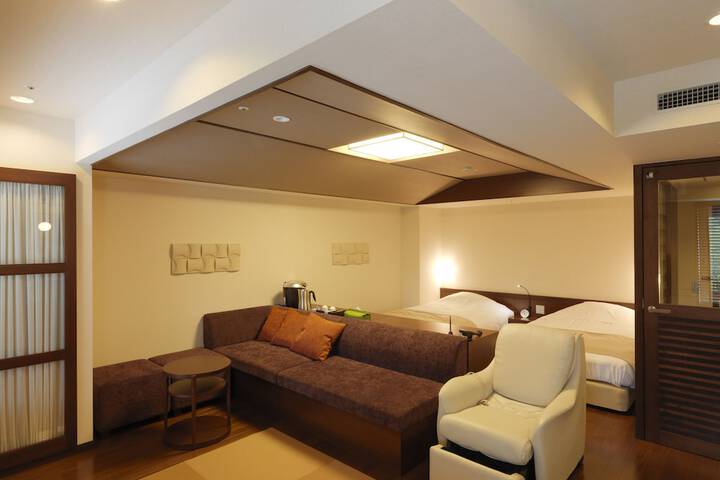 Room 8 of 98