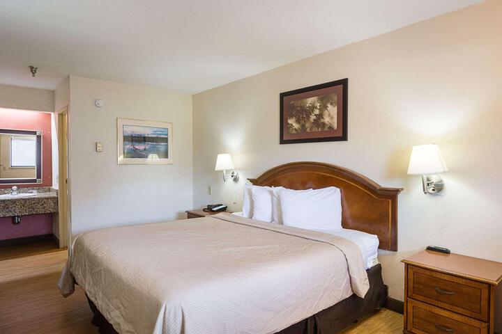 1 King Bed (8 of 13)