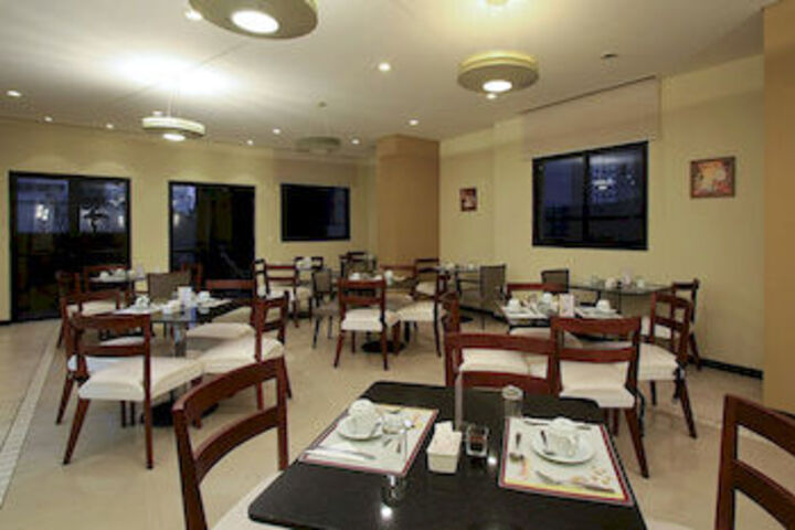 Dining 17 of 19