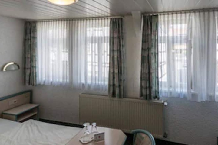 Room 6 of 16