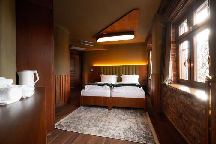 Room 7 of 11