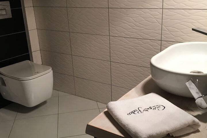 Room 32 of 85