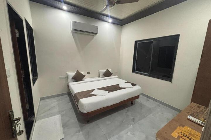 Hotel Tushar Palace - 900 Meter Khatu Shyam Temple