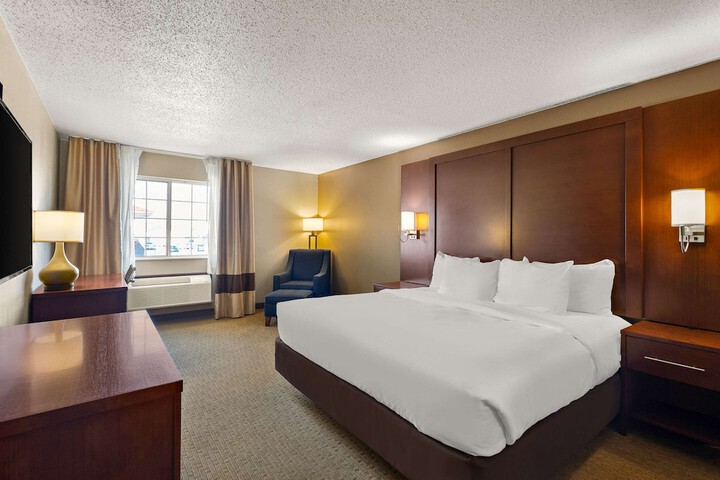 1 King Bed (3 of 34)