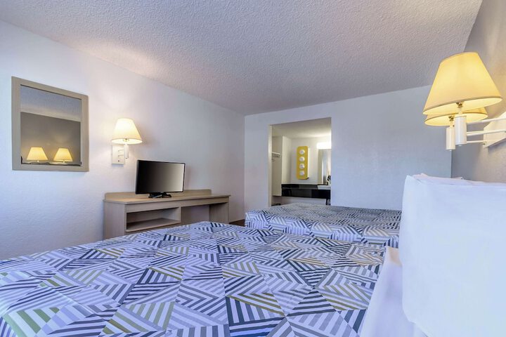 1 Queen Bed (1 of 11)