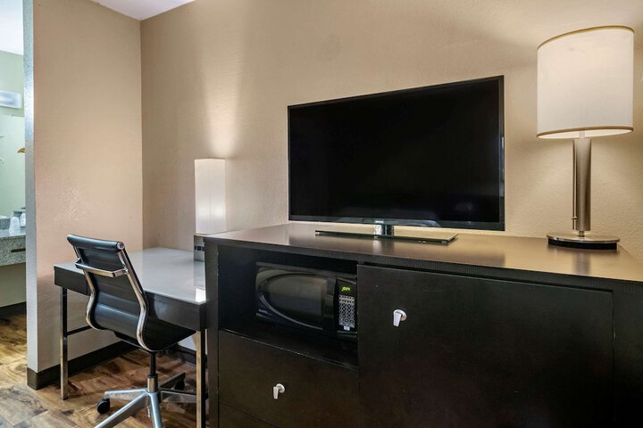 Double Accessible Queen Size Bed (8 of 9)