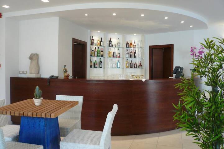 Lounge 17 of 25