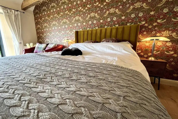 Room 4 of 16