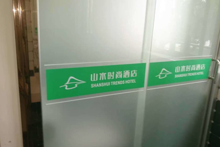 Room 10 of 26