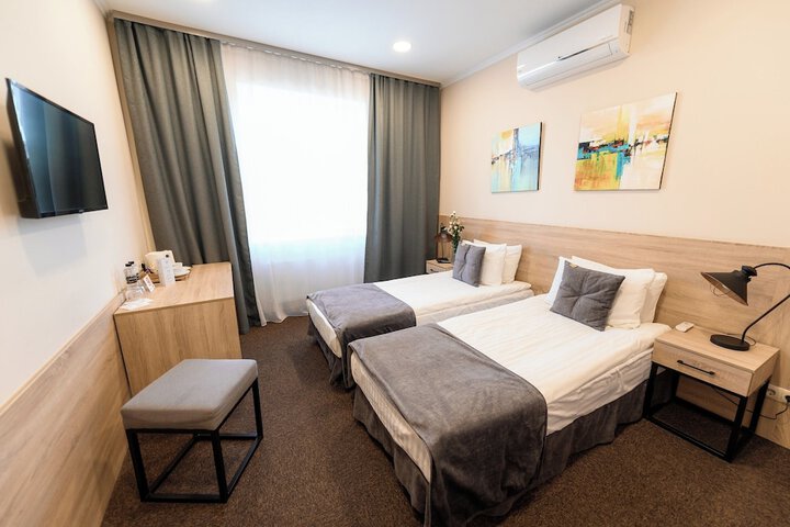 Room 32 of 65