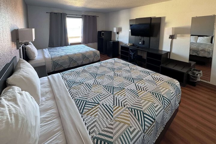 Deluxe Queen Bed (1 of 12)