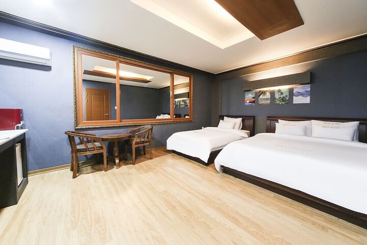 Room 12 of 26
