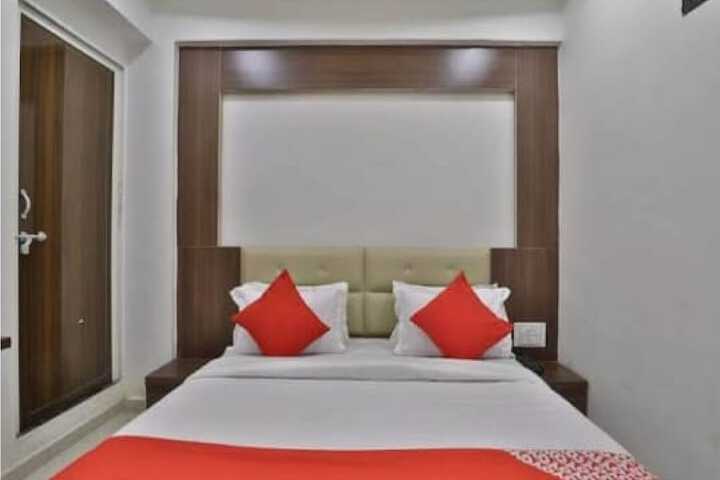 Room 9 of 18