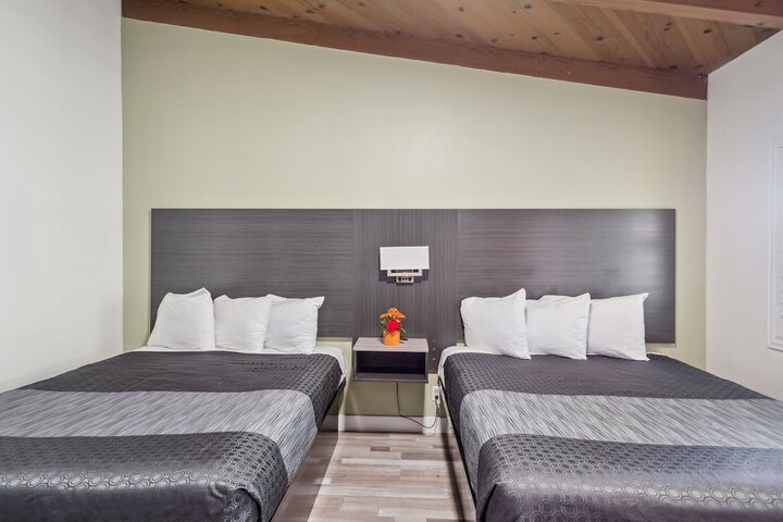 2 Queen Beds (9 of 19)