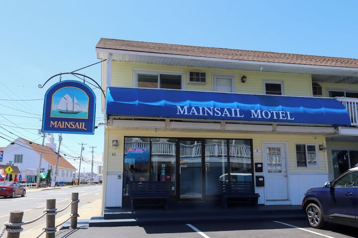 Exterior of Mainsail Inn & Cottages