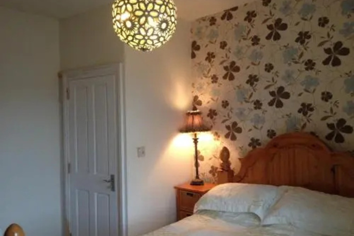 Room 4 of 16