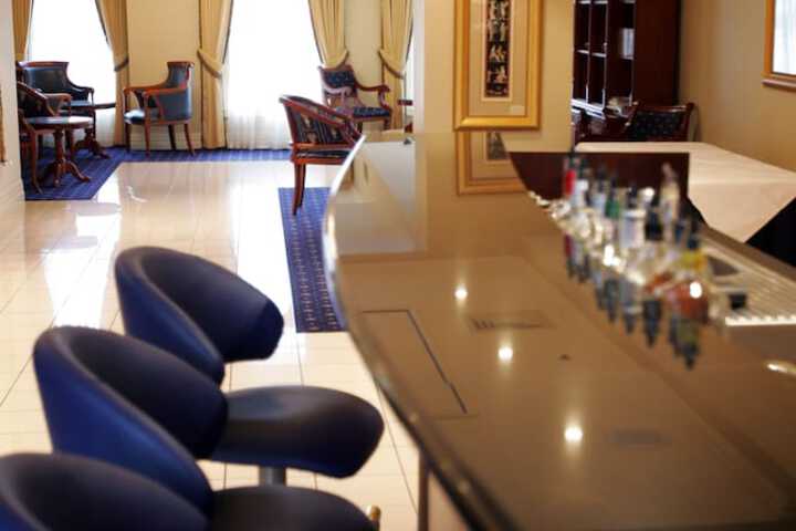 Lounge 49 of 66