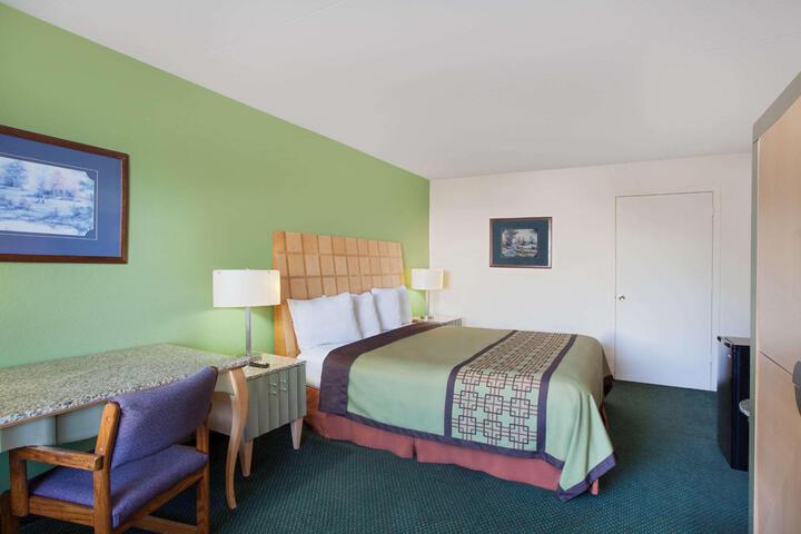 1 King Bed (4 of 9)