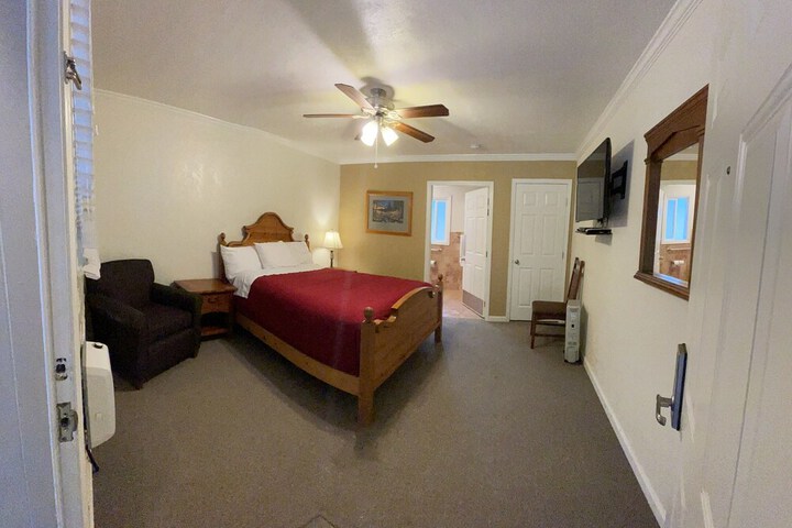 1 Queen Bed (31 of 47)