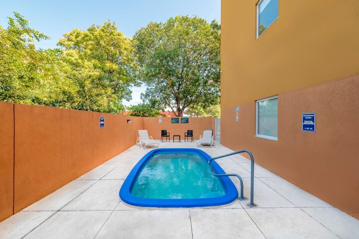 Hotel Pool