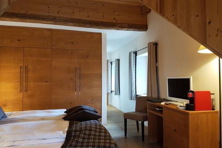Room 6 of 16