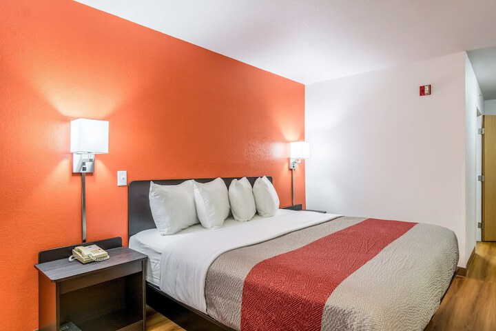 1 King Bed (4 of 14)