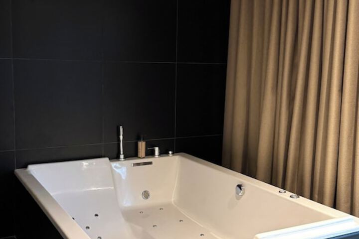Hot Tub 748 of 780