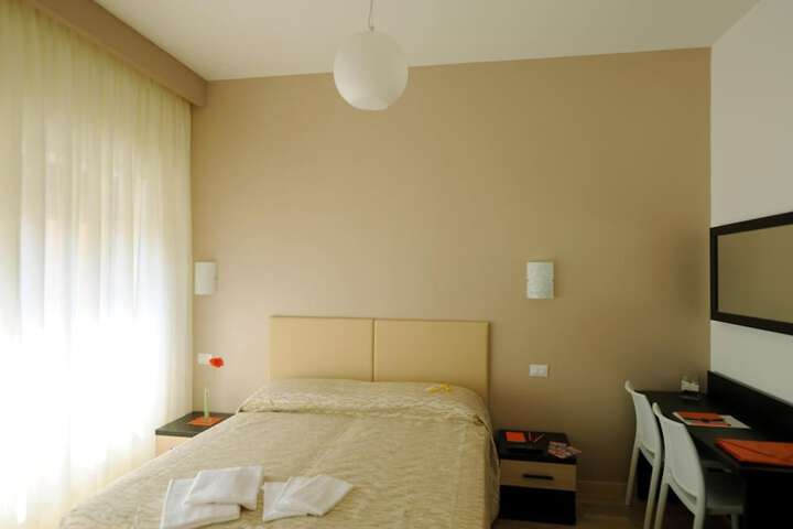 Room 6 of 28