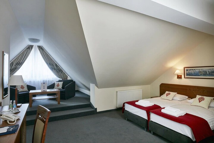 Room 27 of 72