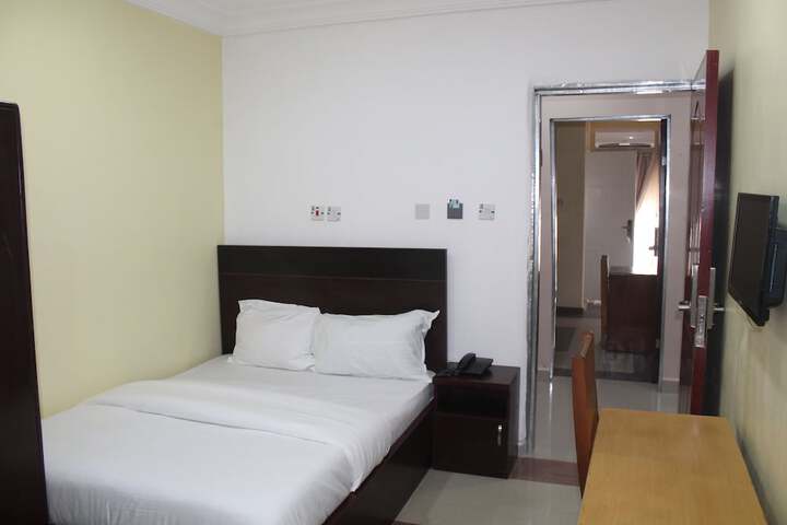 Room 4 of 25