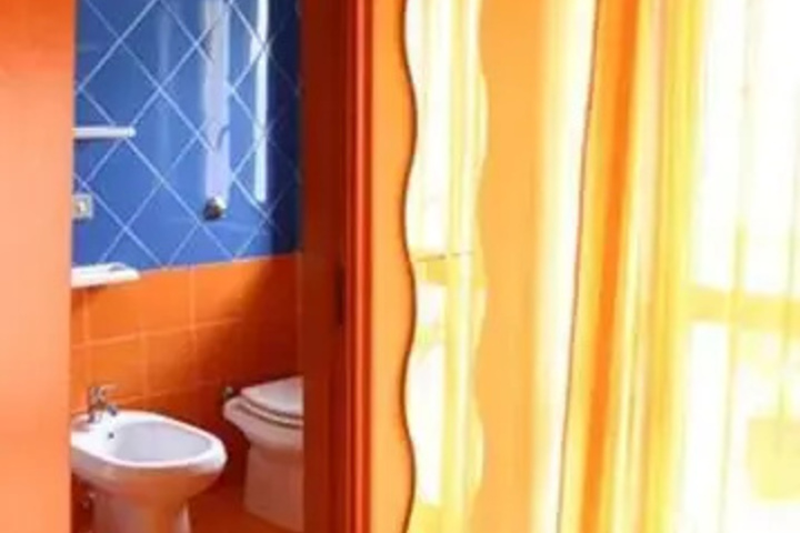 Room 9 of 12