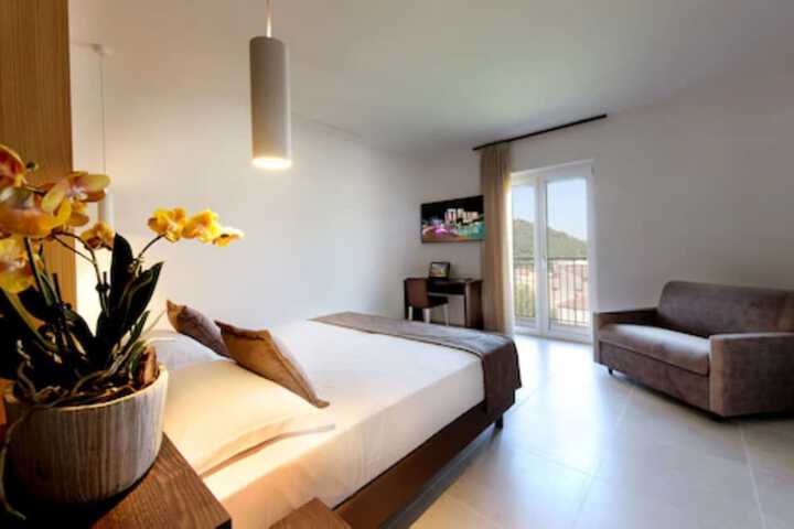 Room 30 of 190