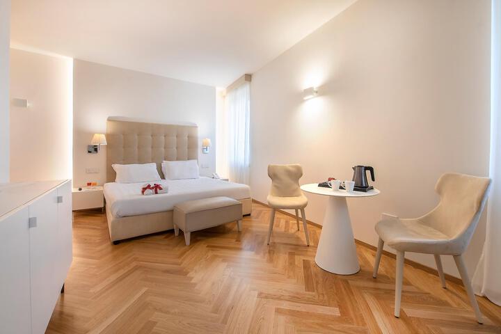 Room 4 of 10
