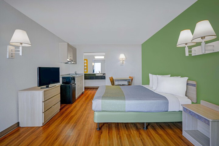 Queen Room with 2 Queen Beds Disability Accessible (18 of 19)