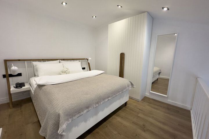 Room 2 of 70