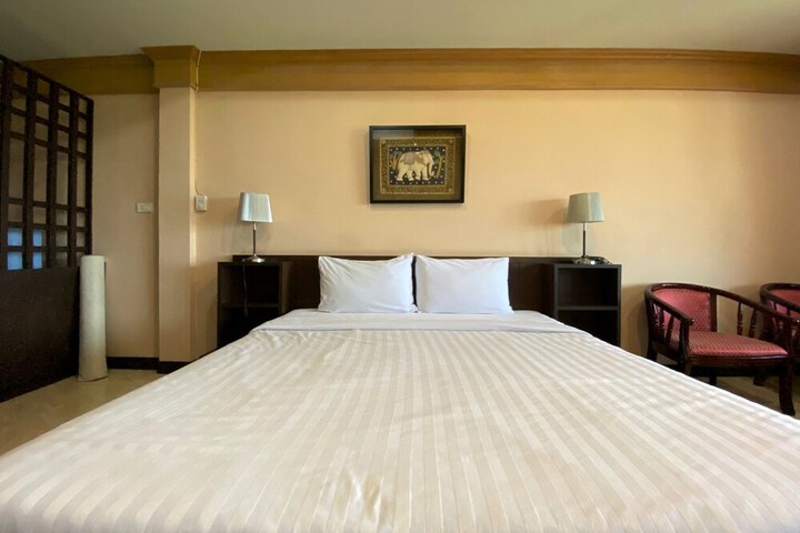 Room 11 of 28