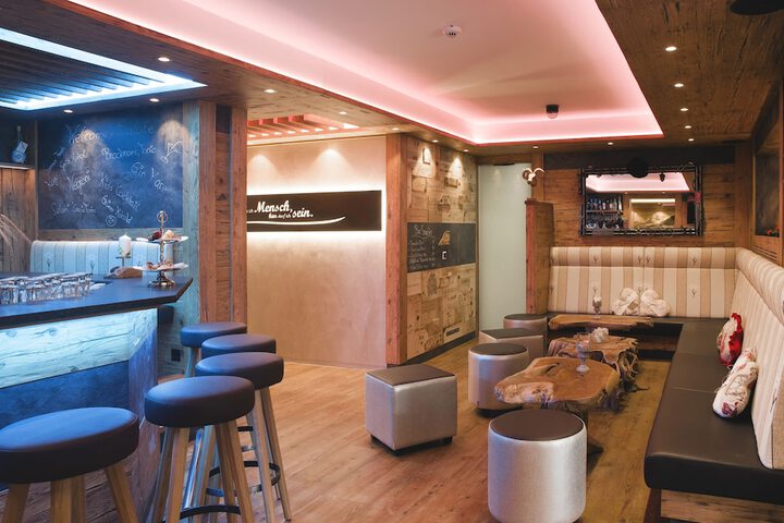 Lounge 103 of 117