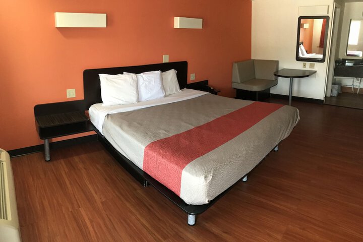 1 King Bed Micfridge (3 of 7)