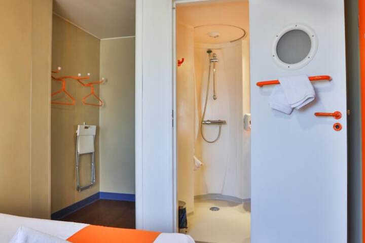 Room 17 of 34