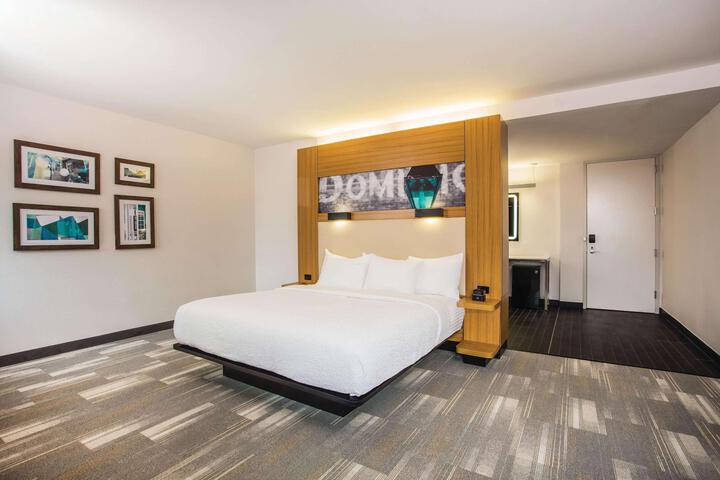 1 King Bed Mobility Hearing Impaired Accessible Room (5 of 8)