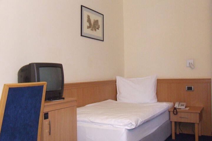 Room 4 of 62