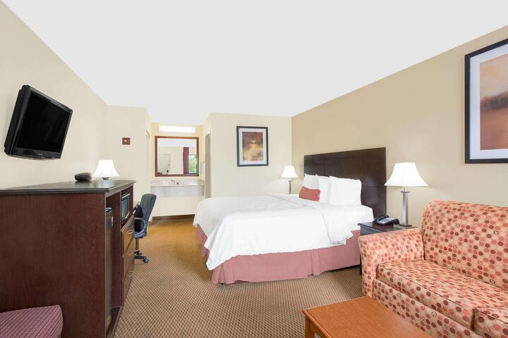 1 King Bed (4 of 9)
