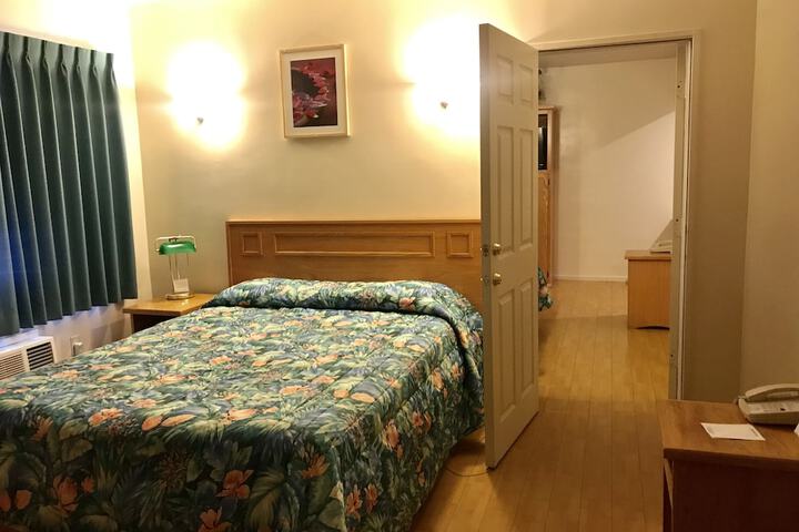 1 Queen Bed (11 of 12)