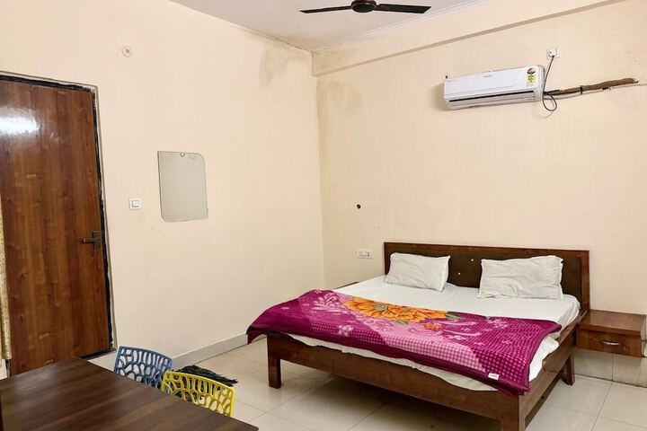 Room 3 of 32