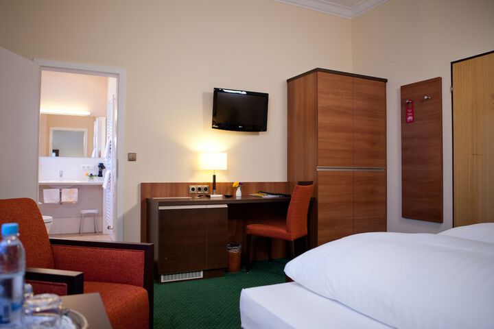 Room 4 of 33