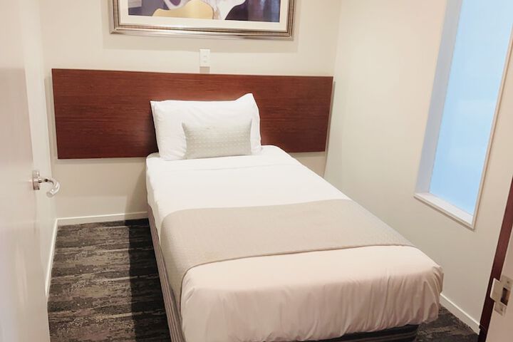 Room 6 of 25