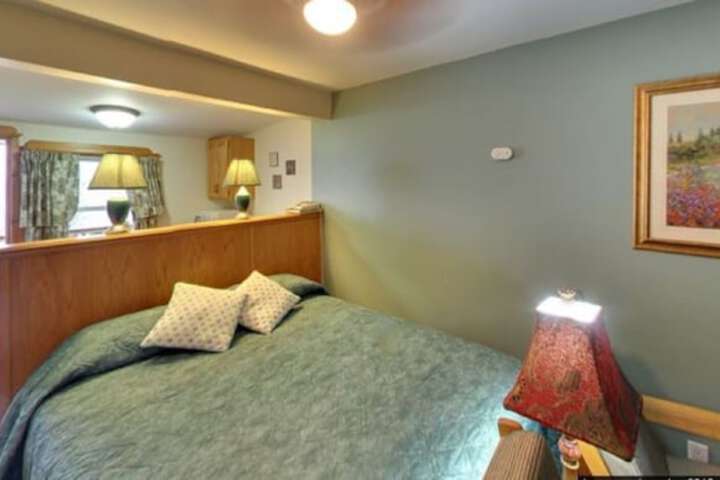 1 Queen Bed (21 of 43)